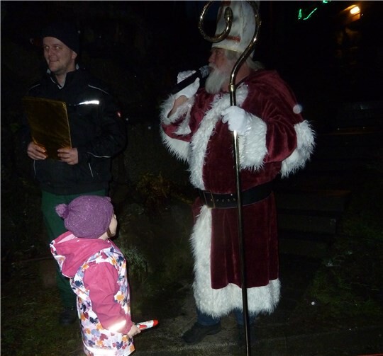 Der Heilige Nikolaus, dargestellt von Klaus Dobrzinski, beschenkte die Kinder.