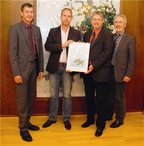 Der Heimatverein Macken wurde für sein Engagement zur Bekämpfung der Herkulesstaude ausgezeichnet. Von links: Michael Dötsch, Leiter der Region Rauschermühle bei RWE, Thomas Schmitt, Heimatverein Macken, Ortsbürgermeister Peter Scheidweiler und Bruno Seibeld, Bürgermeister der Verbandsgemeinde Untermosel.