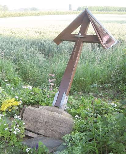 Der Heimatverein Meckenheim ist entsetzt und empört über die erneute Schändung eines alten Wegekreuzes.Privat