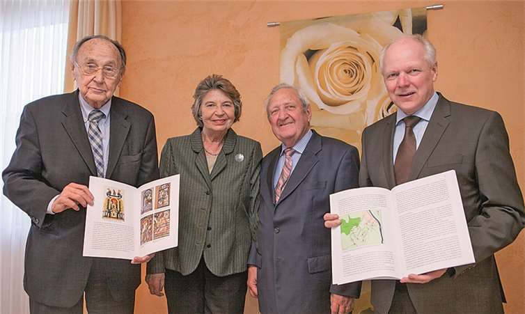 Der Heimatverein Pech stellt seine beiden neue Schriften aus der Reihe der Dorfporträts vor. Heft 22 ist dem Ehrenvorsitzenden Dr. Hans-Dietrich Genscher und seiner Frau Barbara gewidmet. HVB-Vorsitzende Günter Wagner und Bürgermeister Theo Hüffel zeigten sich beeindruckt von den Werken.  -VJ-