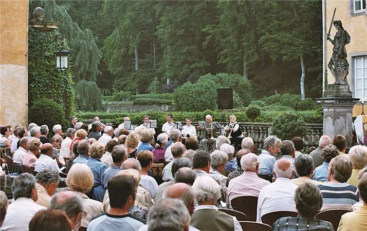 Der Heimatverein Villip möchte in diesem Jahr das einst so erfolgreiche Offene Singen wiederbeleben. Wie hier um die Jahrtausendwende auf der Burg Gudenau soll es wieder ein kleines Fest für alle Generationen werden. -JOST-