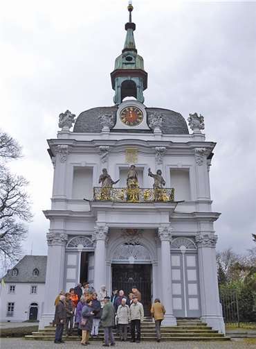 Der Heimatverein vor der Kreuzbergkirche in Bonn.