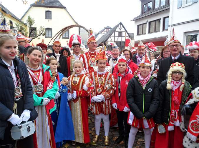 Der Heimersheimer Marktplatz war proppevoll.Fotos: IT