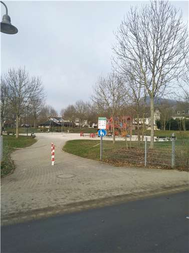 Der Heimersheimer Treffpunkt Spielplatz ist barrierefrei zu erreichen, aber ohne inklusive Spielgeräte. Foto: privat