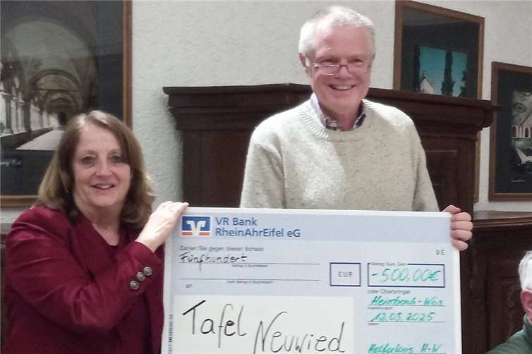 Der Helferkreis spendet 500 Euro an die Neuwieder Tafel.Foto: Kneip