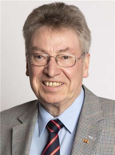 Der Herausgeber Werner Schüller.