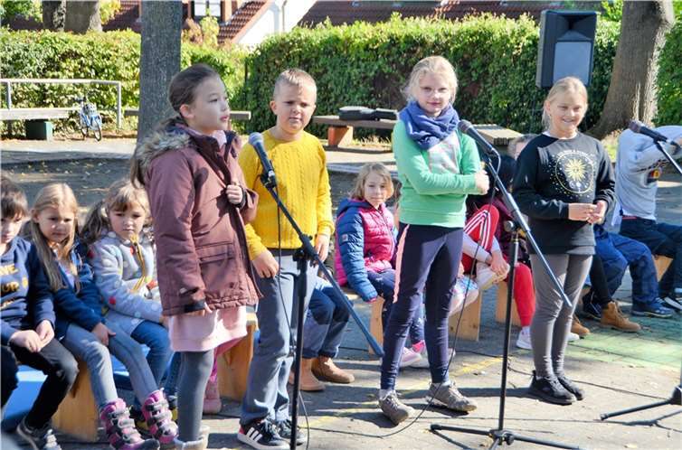 Der Herbst ist da Lieder und Gedichte auf dem Schulhof in Altendorf.. Foto: KGS Meckenheim