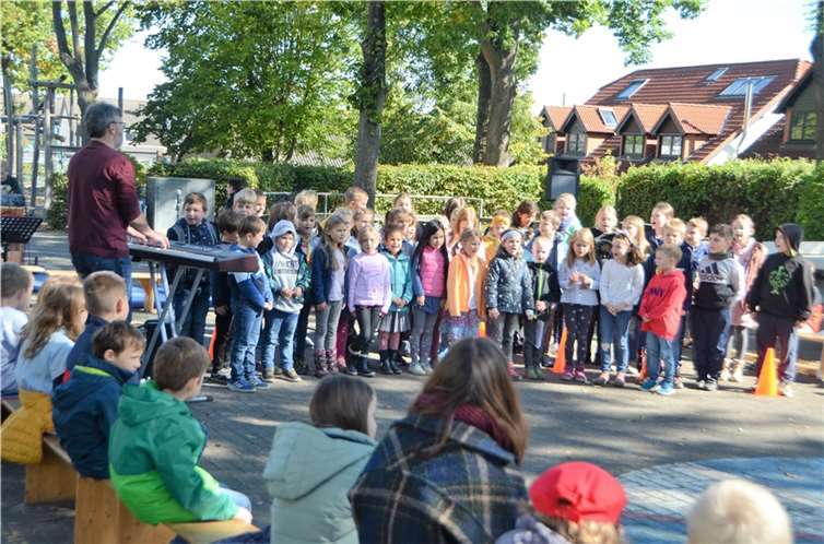 Der Herbst ist da Lieder und Gedichte auf dem Schulhof in Altendorf. Fotos: Gerd Engel