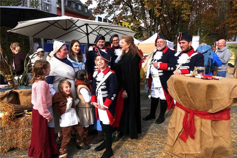 Der Herbstmarkt lockt viele Besucher in die Deichstadt.Foto: Jürgen Grab