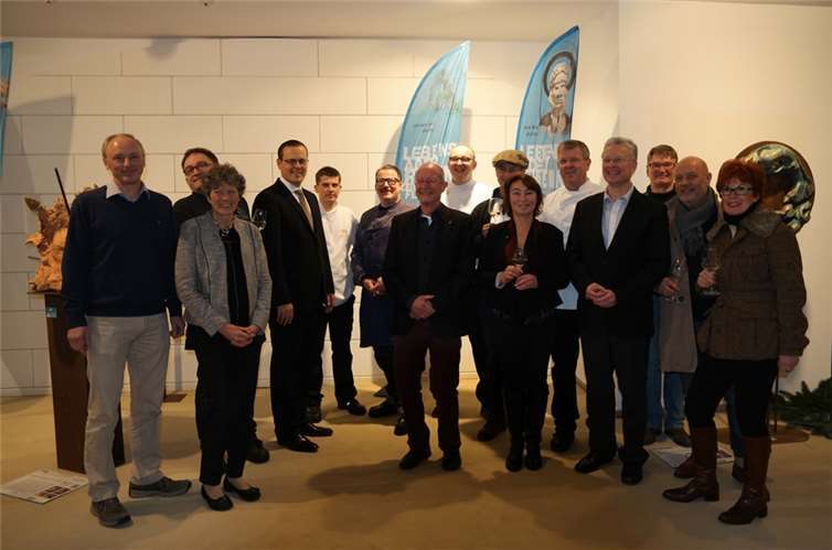 Der Herr des Hauses Dienz (Mitte) Edgar Kühlenthal und die Künstlerin Jutta Reiss freuten sich über die zahlreichen Besucher an diesem Abend. Weitere Anwesende Hotel Deutsches Haus in Kaub am Rhein, Lanius-Knab, Weingut aus Oberwesel, Bellevue Rheinhotel aus Boppard, Weingut Peter Bahles aus Kaub, Landrat Frank Puchtler, Hotel Tannenheim aus Buchholz, Landgasthof Eiserner Ritter aus Boppard und Gründerode Haus aus Oberwesel. ND