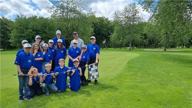 Zeichen der Solidarität Der Herrengolf-Kapitän Heiner Raaf zeigte den Kindern den Golfsport. Foto: privat