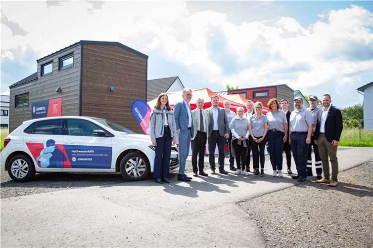 Der Herrenmeister des Johanniterordens, Dr. Oskar Prinz von Preußen (3.v.l.) besucht die Johanniter der Hochwasserhilfe in SwisttalOdendorf. Foto: : JUH/Lichtbildbude, Andreas Jäckle