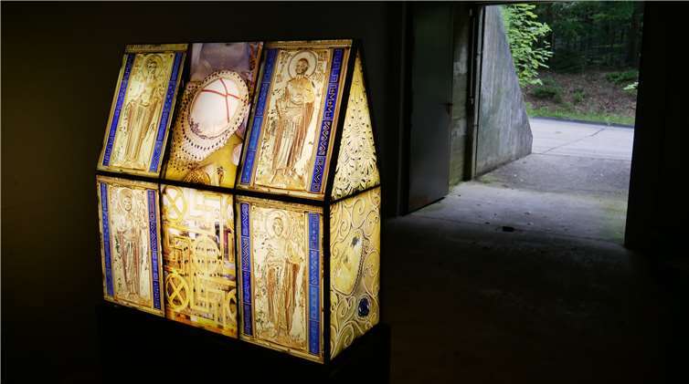 Der Hildegardschrein leuchtet,das Heilige drückt sich aus und das Finstere wird vertrieben.