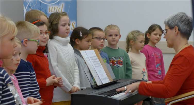 Der Hillscheider Kinder- und Jugendchor „Bunte Töne“ begrüßte die Neugeborenen und auch alle anderen Anwesenden mit einem wunderbaren gesanglichem Empfang und viel guter Laune im neuen Jahr.