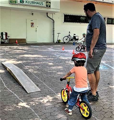 Der Hindernisparcours für Kinder war auch mit dem Laufrad zu ewältigen.Foto: Elke Klimmeck