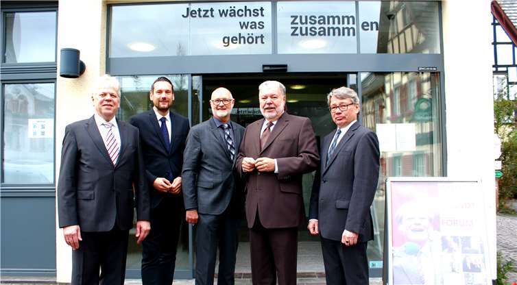 „Der gute Mensch von Kirn“ Der Historiker Holger Martens und der SPD-Generalsekretär von Rheinland-Pfalz, Daniel Stich, sowie Ex-Ministerpräsident Kurt Beck und Christoph Charlier flankierten den Sohn von Wilhelm Dröscher vor dem Willy-Brandt-Forum. DL