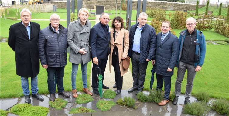 Der „Historische Garten“ wurde offiziell eröffnet. Mit der Stadtspitze um Oberbürgermeister Achim Hütten (4. v. l.) und Bürgermeister Klaus Peitz (3. v.r.), freuen sich auch die verantwortliche Landschaftsplanerin Susanne Diewald (4. v.r.) und Lutz Kossack vom Stadtplanungsamt (rechts).