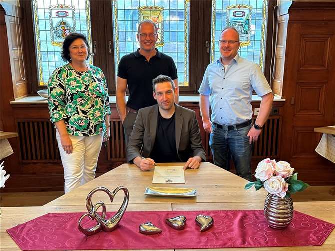 Der Historische Ratssaal im Rathaus der VG Mendig ist eines der Trauzimmer der Verbandsgemeinde. Florian Rieser durfte dort jetzt schon einmal als Standesbeamter probesitzen. Ihm gratulierten (von links) Andrea Paulmann, Standesbeamtin, Jörg Lempertz, Bürgermeister VG Mendig, und Christopher Wittig, Teilbereichsleiter Sicherheit und Ordnung der VG-Verwaltung Mendig.  Foto: VG-Verwaltung Mendig/Stefan Pauly