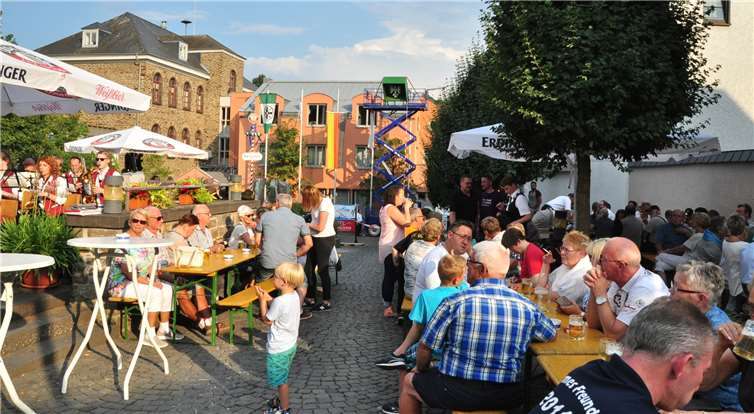 Der Hochvogelstand inmitten der Besucher.J. Luecker (www.foto-shark.com)