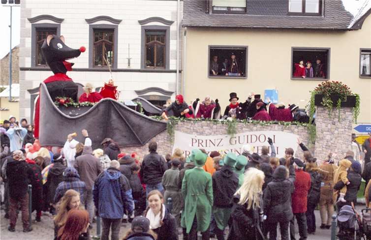 Der Höhepunkt beim Rosenmontagszug war der Prinzenwagen.