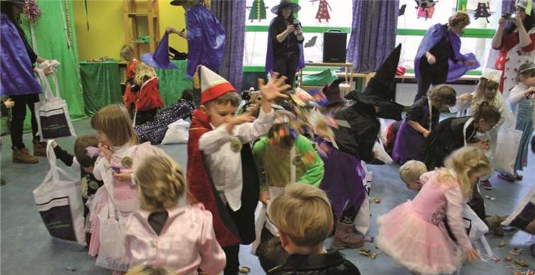 Der Höhepunkt der Fete waren die Süßigkeiten des Kinderprinzenpaares.privat