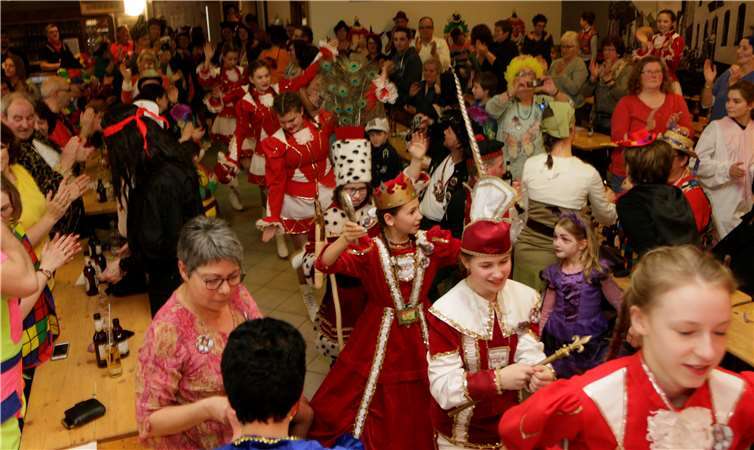 Der Höhepunkt der Kindersitzung: Einzug des Dreigestirns Prinz Lara I (Becker), Jungfrau Leonie I (Löhr) und Bauer Anna Sophie I (Schwindenhammer).SES