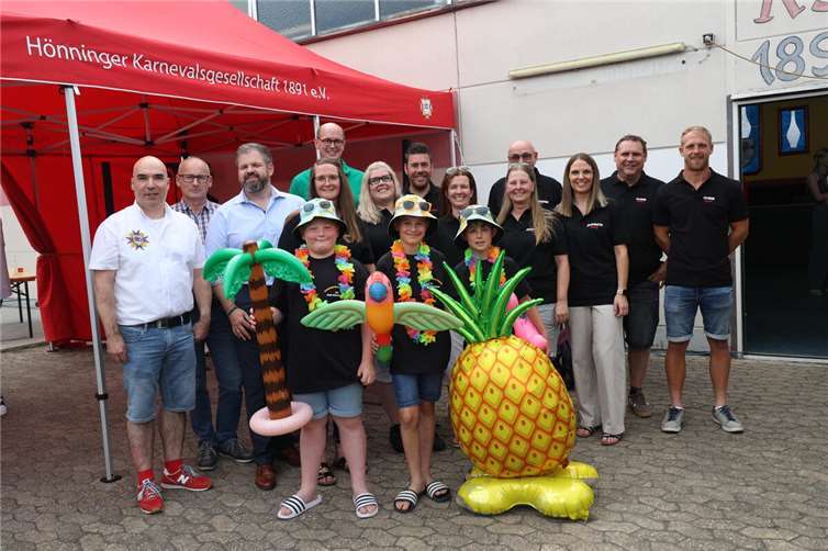 „Hünnije Alaaf!“: Wagenbauhalle wird zur Partyzone Der Höhepunkt des Festes war die offizielle Vorstellung der zukünftigen Tollitäten. Foto: JS