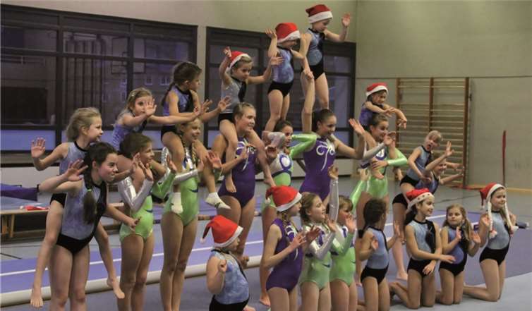 Der Höhepunkt des Tages aber war das gemeinsame Bodenturnen aller Turnerinnen zu weihnachtlicher Popmusik, womit die Mädchen das Publikum in Staunen und Verzückung versetzten. privat
