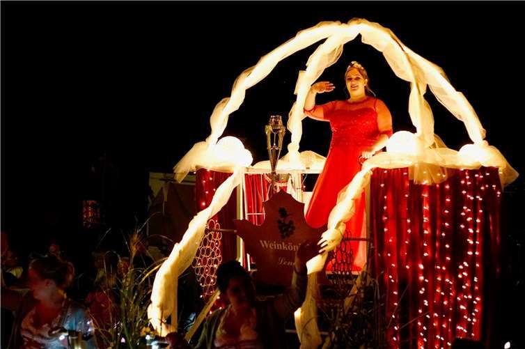 Der Höhepunkt für Weinkönigin Lena und ihren Prinzessinen war natürlich der Weinlesezug. Hier winkte sie von ihrem Festwagen den Besuchern zu.