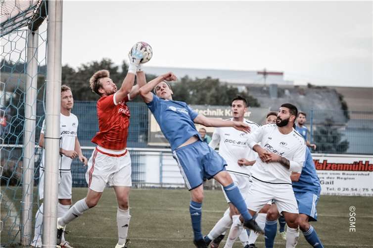 Der Höhr-Grenzhausener Torhüter Kevin Klauer macht seinem Namen alle Ehre und nimmt Jan Tullius den Ball vom Kopf. Fotos: SK/SGME
