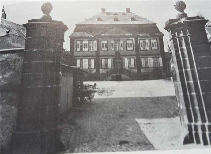 Der Hof der Trierer Abtei St. Matthias - Schloss Polch.