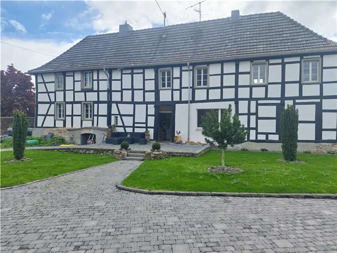 Der Hof ist angelegt, die Infrastruktur hergestellt, das Büro und Verwaltung im Fachwerkhaus.