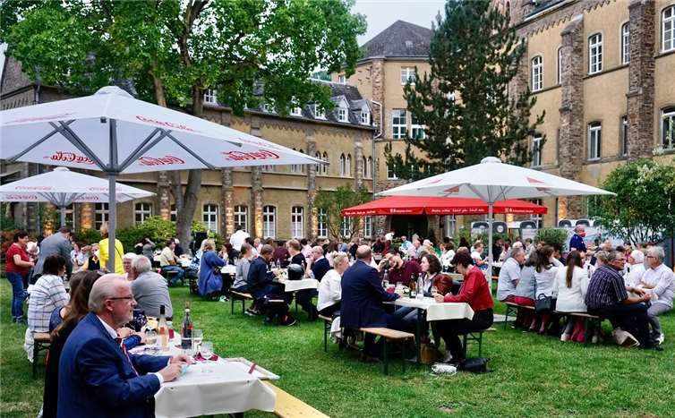 Der Hofgarten war bei einem limitierten Umfang von 200 Personen nahezu voll besetzt. Fotos: KG