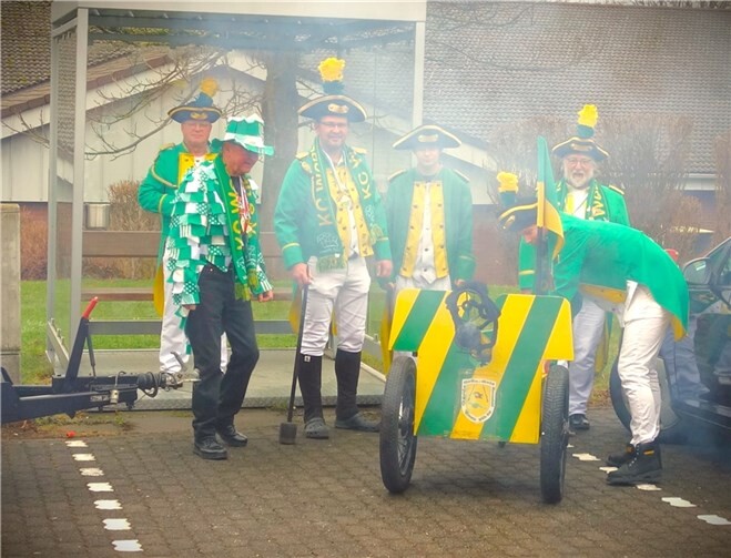 Der Hofstaat des KC Weeste Näh übernahm den Rathausschlüssel und somit die Macht bis Aschermittwoch.  Fotos: KC Weeste Näh OHO