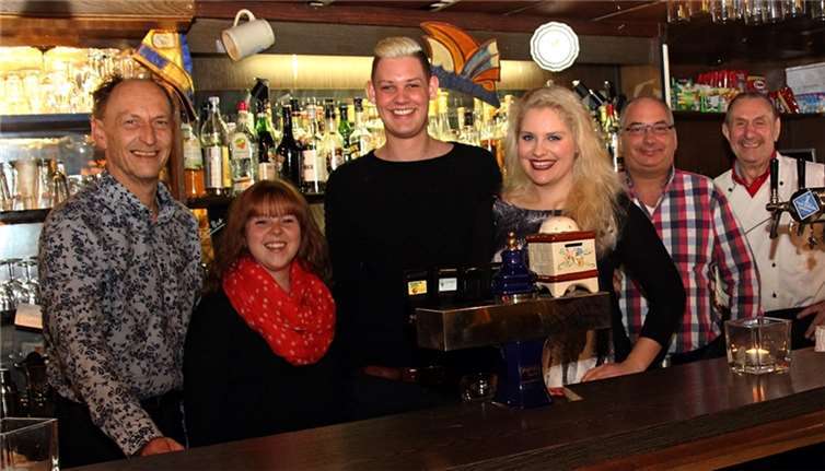 Der Hofstaat hinter der Theke der Prinzenburg (von links): Kanzler Frank Spiegel, Pagin Sarah-Lisa Ziob,Prinz Felix und Prinzessin Alexandra. Ergänzt um Präsident Frank Ackermann und Prinzenburg-Chef Hotte Lederer.Willi Willig