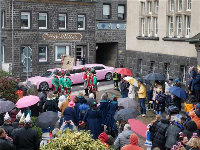 Der Hofstaat kam standesgemäß in einer knallpinken Strechlimousine angefahren.