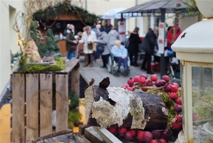 Der „Hofzauber“ in Münstermaifeld lockt wieder mit handgefertigten Geschenk- und Deko-Ideen, besinnlicher Atmosphäre und einem Angebot aus süßen sowie herzhaften Speisen.Foto: Christa Rausch
