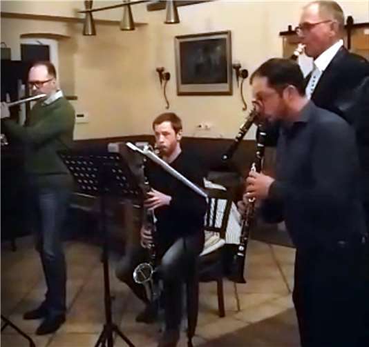 Der Holzbläsersatz der Schützenkapelle Mendig: Michael Göhler (Querflöte), Tobias Hoffmann (Bassklarinette), Leo E. Kröll (B-Klarinette) Stephan Geisen (B-Klarinette) Heinrich Hoffmann (Querflöte), leider nicht auf dem Bild. Privat