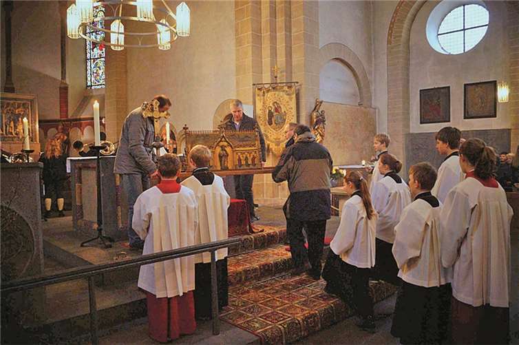 Der Holzschrein mit den Reliquien des Heiligen wird beim Castorfest immer vor dem Altar platziert. TT