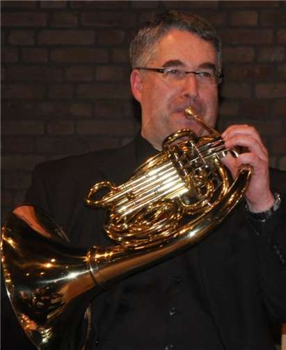 Der Hornist Thomas Schmitz-Urszán ist musikalischer Leiter des Vereins.  privat