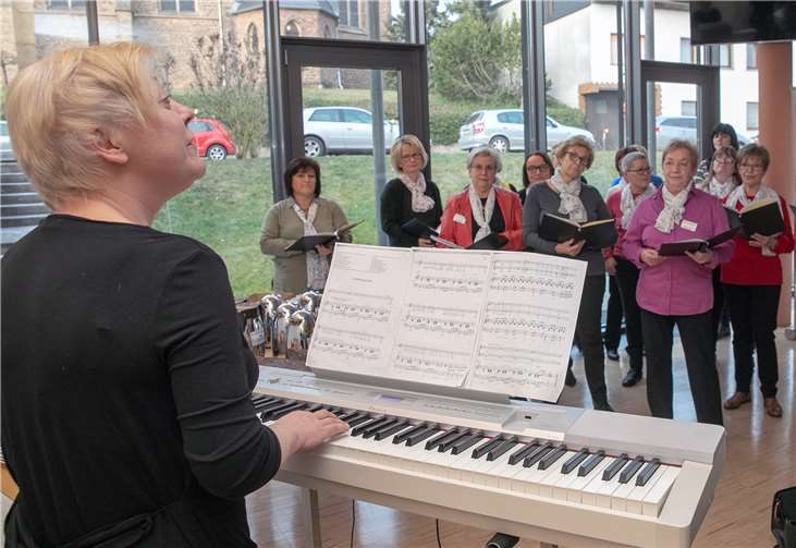 Der Hospiz-Chor unter der Leitung von Ekaterina Londarenko (l.) begeisterte mit drei zu Herzen gehenden Liedern das Publikum im Ringener Rathaus.