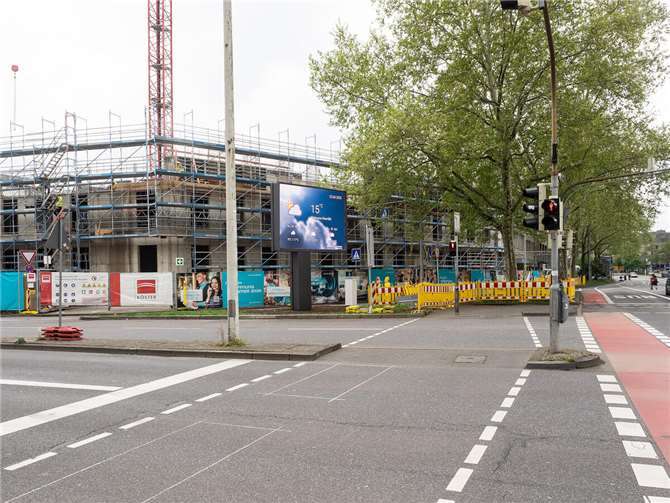 Der Hotel-Neubau „Motel one“ am Wöllershof nimmt jetzt zügig Formen an und schließt die Baulücke zwischen Löhrstraße und Hohenfelder Straße.  Foto: Hermann Schäfer