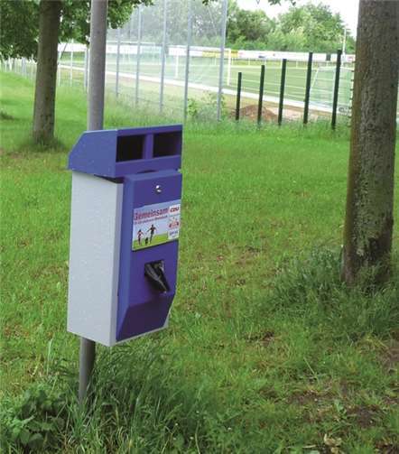 Der Hundekotbehälter am Sportplatz in Wormersdorf. privat