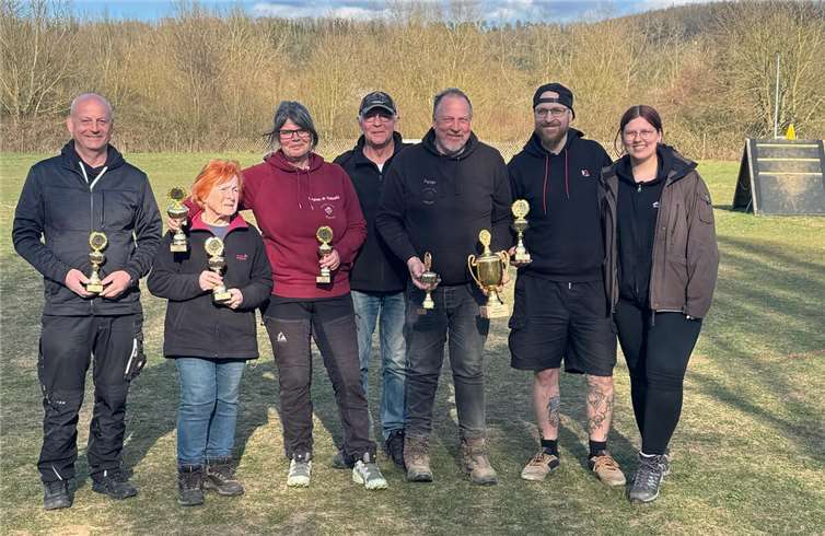 Der Hundesportverein HST Rheintal in Bad Breisig startete erfolgreich in das Jahr 2025. Am 22. März legten alle Teilnehmer ihre Prüfungen mit Erfolg ab und konnten ihre Pokale mit nach Hause nehmen. Foto: privat