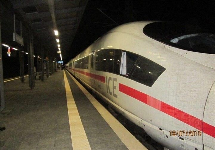 Der ICE 810 musste im Bahnhof in Montabaur aufgrund von Rauchentwicklung stoppen und anschließend evakuiert werden. Foto: Polizei