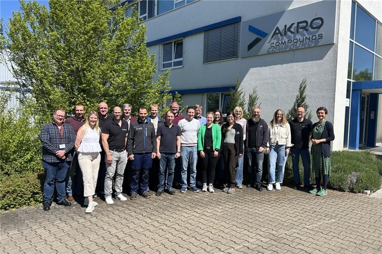 Der IHK-Arbeitskreis Metall-Elektroberufe zu Gast bei der Firma Akro-Plastic GmbH in Niederzissen.