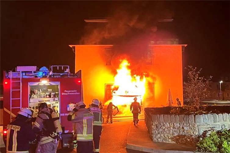 Der Imbiss war aus noch unbekannter Ursache in Brand geraten.  Foto: Polizei