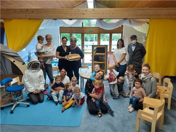 Der Imker Siegfried Schaft besuchte die Kita mit einem Bienenvolk. Foto: privat