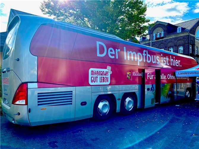 Der Impfbus auf dem Marktplatz in Mendig.Quelle: Verbandsgemeinde Mendig