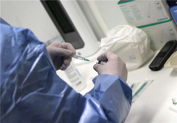 Der Impfstoff wird durch einen Apotheker im Impfzentrum aufbereitet.. Foto: Tim Wessel, Kreisverwaltung Neuwied